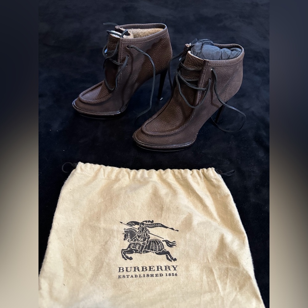 BURBERRY PRORSUM
Brown Suede Lace-Up Boots size 7/37.5